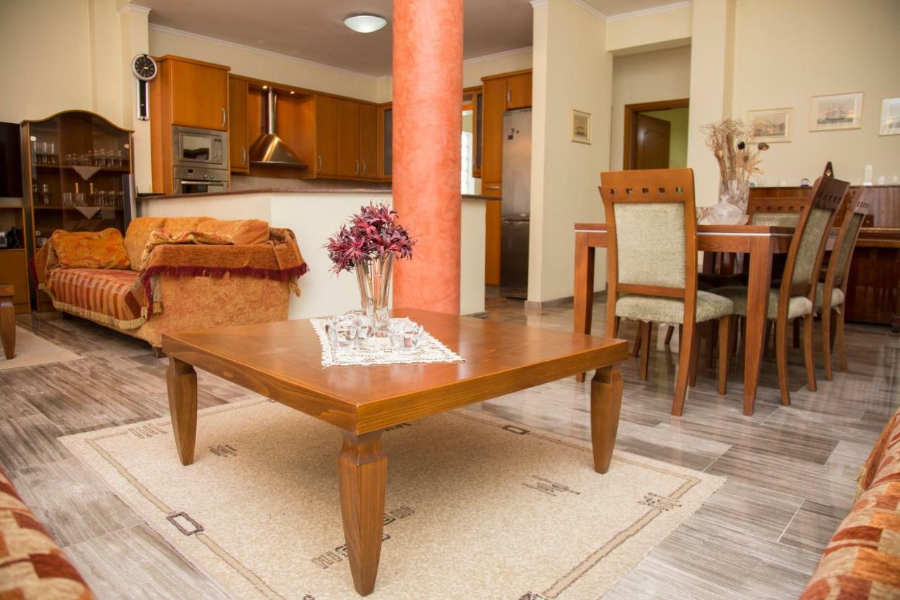 Veta'S Spacious Central Apartment セレス エクステリア 写真
